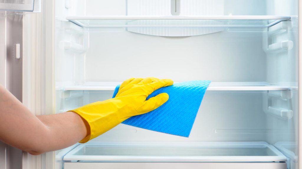 Простой способ, как избавиться от «шубы» в холодильнике, который показал мне тесть.