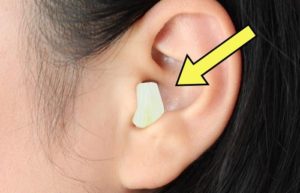 положить кусочек лука в ухо