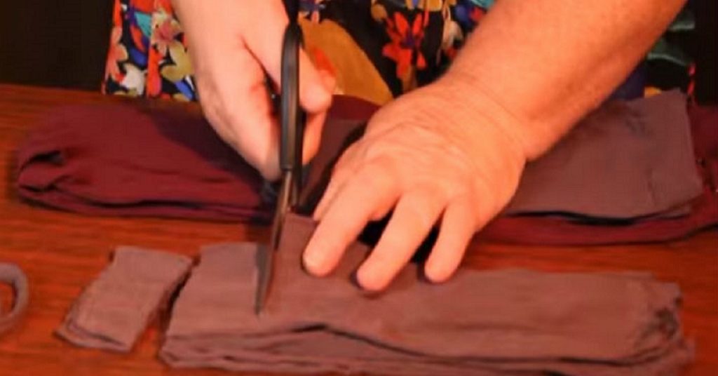 Она разрезала старые капроновые колготки