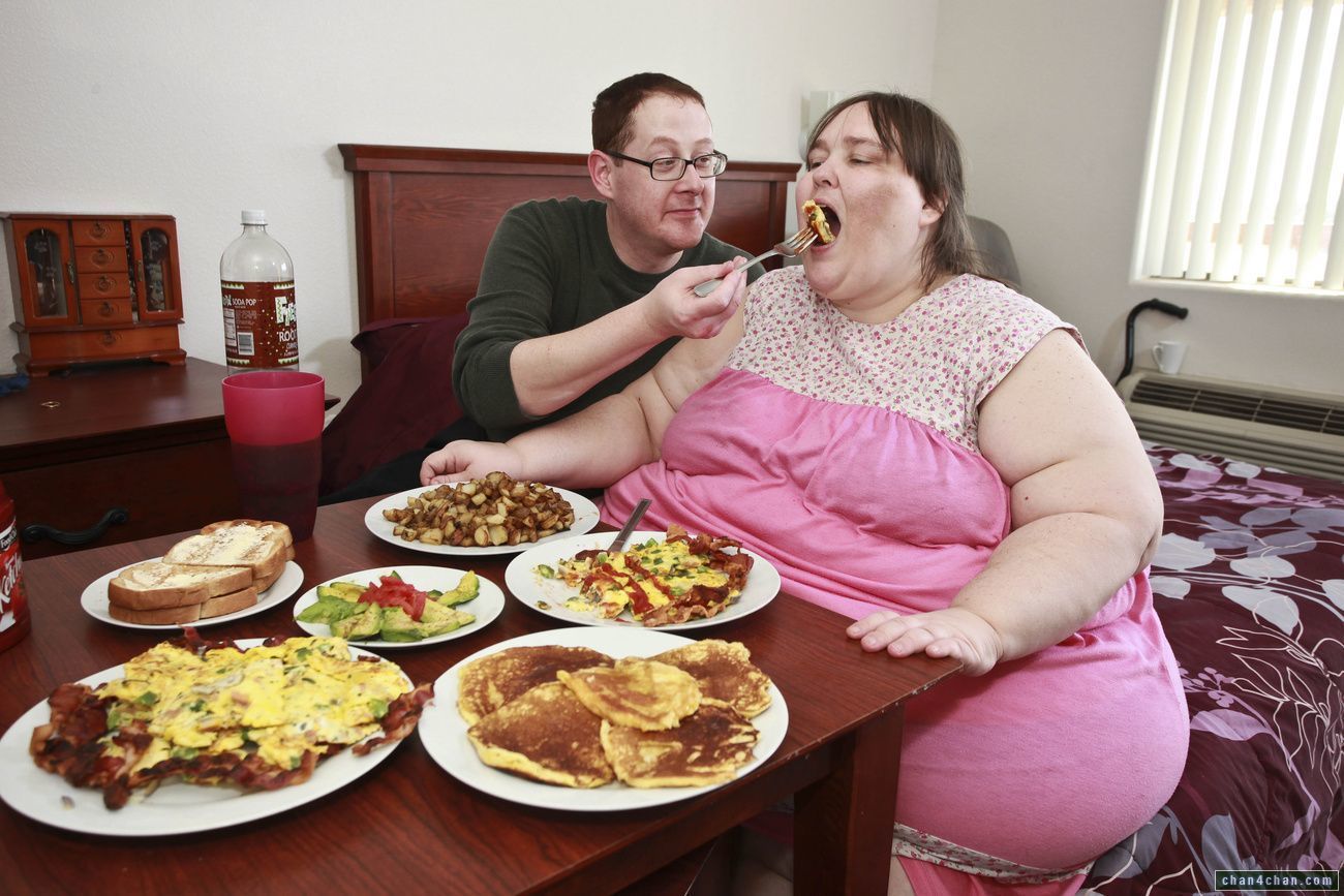 Толстая п видео. Толстая женщина с едой. Ожирение. Жирные люди с едой.