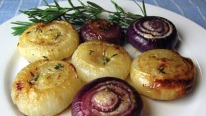 Печеный лук вместо лекарств от множества недугов