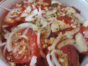 Оригинальная закуска из помидоров и лука: Весь секрет в необычном маринаде