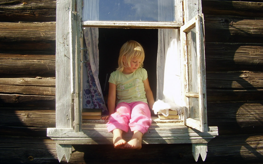 Мамин старенький домик. Девочка в деревне. Девочка у окна в деревне. Деревенская девушка в окне. Окно родного дома.