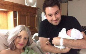 Муж сделал снимок новорожденной дочки и жены, а через 8 часов женщина стала донором для 50 человек