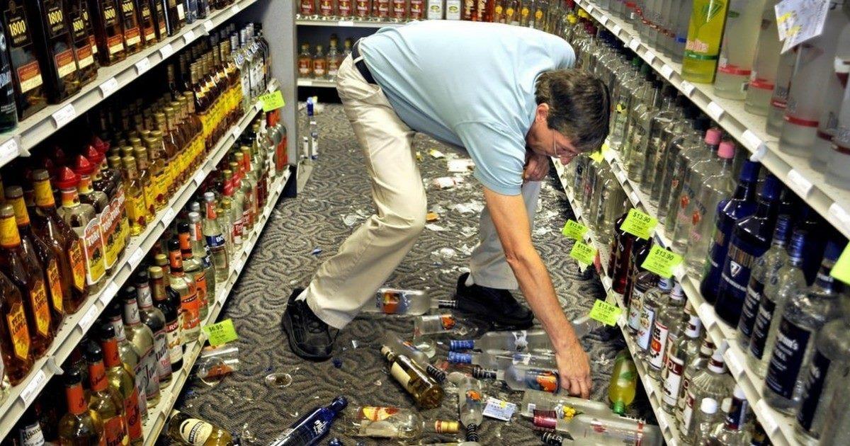 Разбитые бутылки в магазине. Испорченный товар. Торговля. Товар. Разбитый алкоголь в магазине.