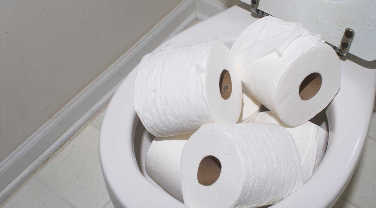 Туалетная бумага в унитаз можно ли бросать. Использованная туалетная бумага. Размотанная туалетная бумага. Ванная комната и туалетная бумага. Человек в туалетной бумаге.
