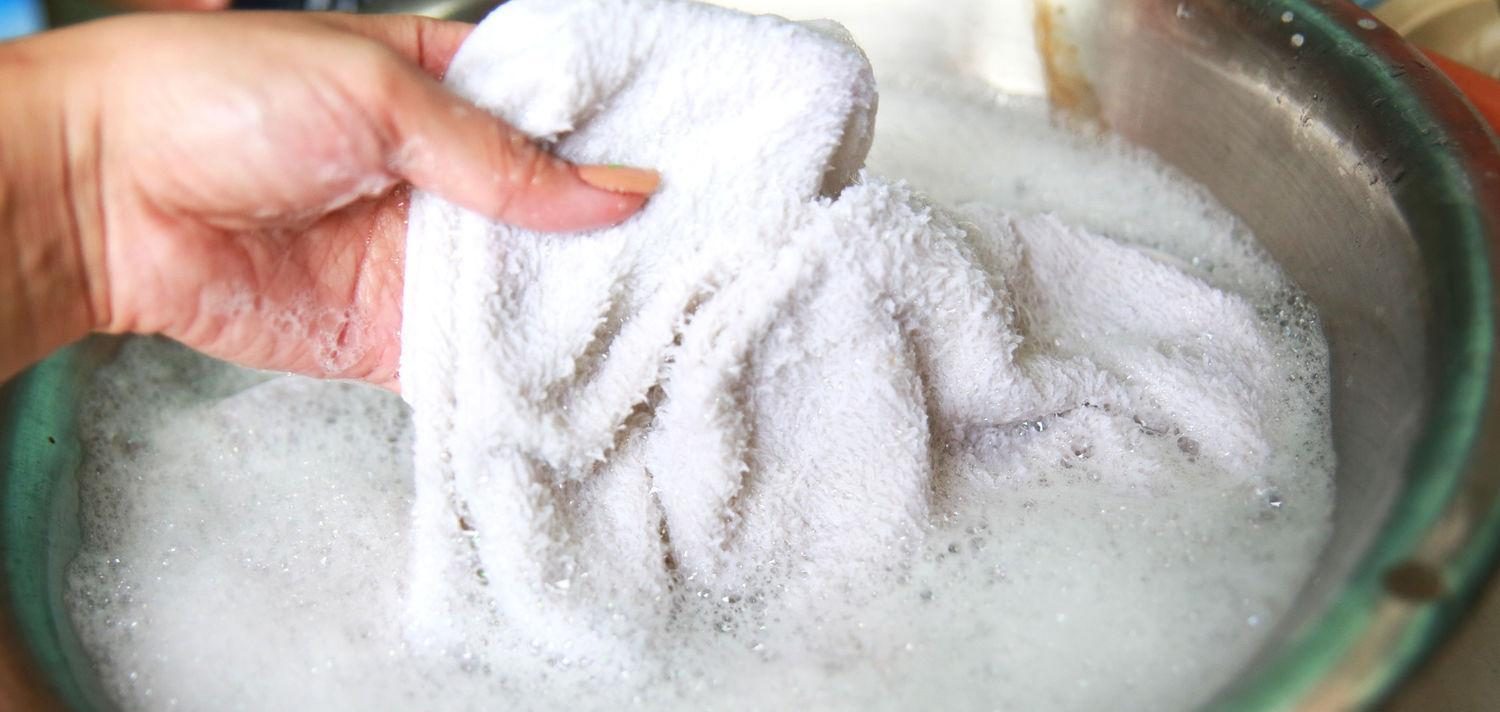 Быстро отбелить полотенца в домашних условиях. Отбеливатель для тканей от бабушки. Белые вещи сода. Отбеливание ткани. Сода для стирки.