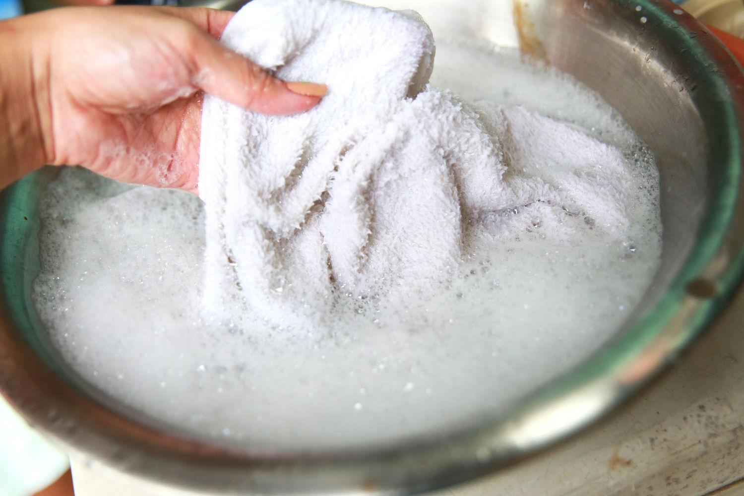 Очистить полотенце. Мокрое полотенце. Отбелить белые полотенца в домашних. Отбеливание кухонных полотенец в домашних. Порошок для ручной стирки кухонных полотенец.