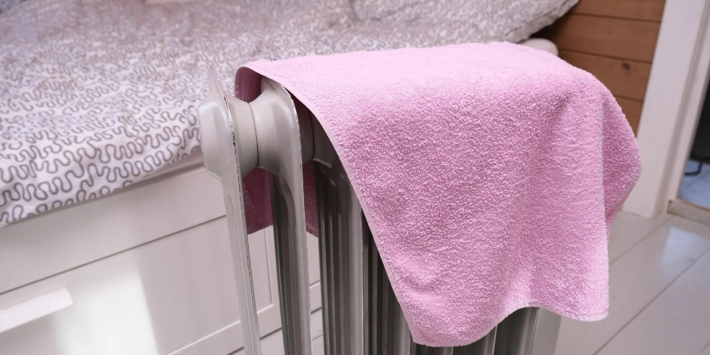 Больше никогда не буду хранить полотенца на полках в стопках. Открою ...