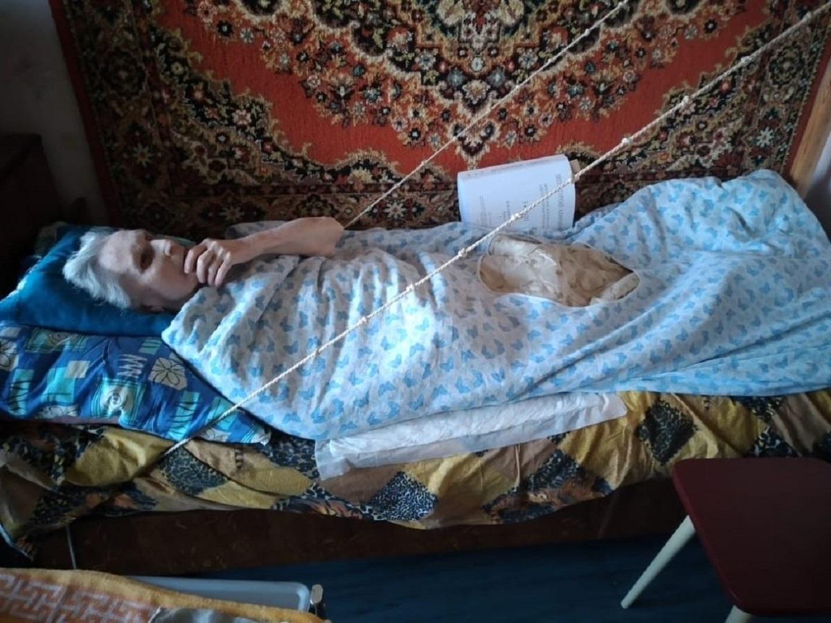 Привязал мать к кровати. Бабушка прикована к постели. Привязанные кровати пожилые женщины. Фото бабушки в постели.